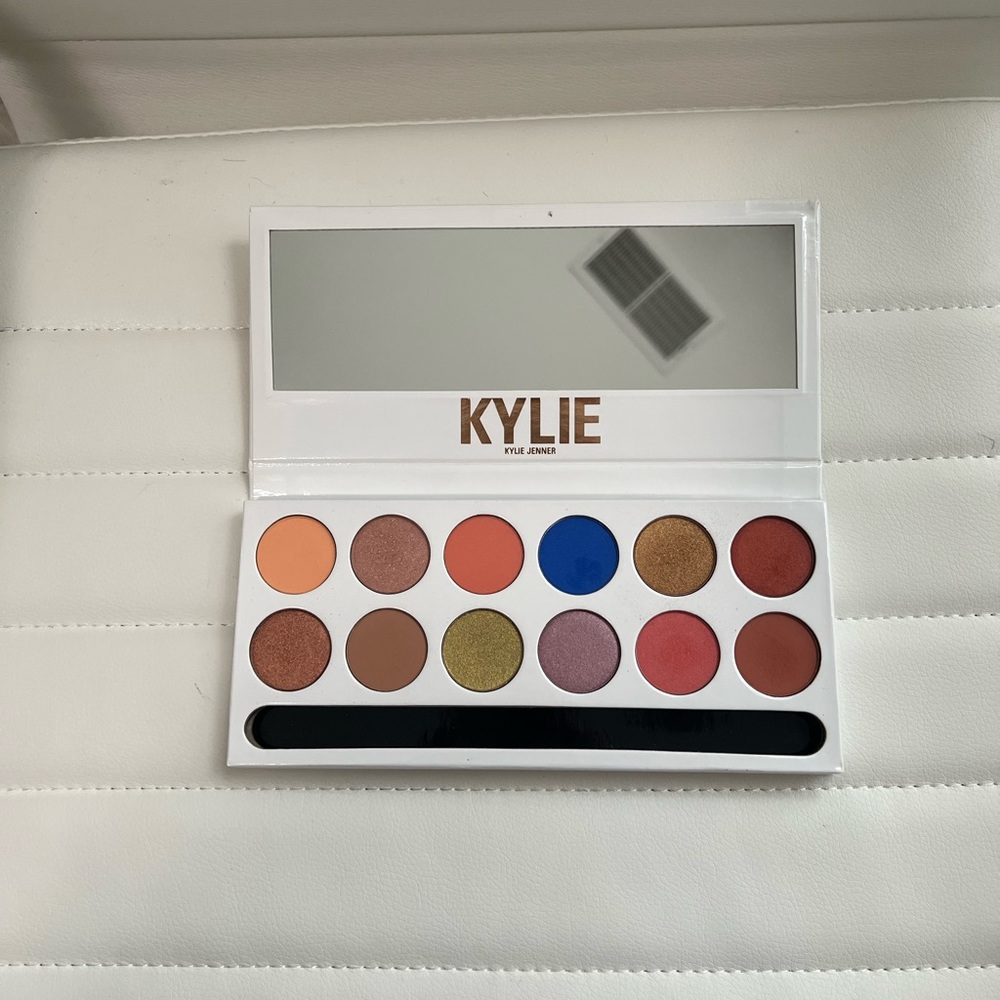 Kylie cosmetics royal peach palette